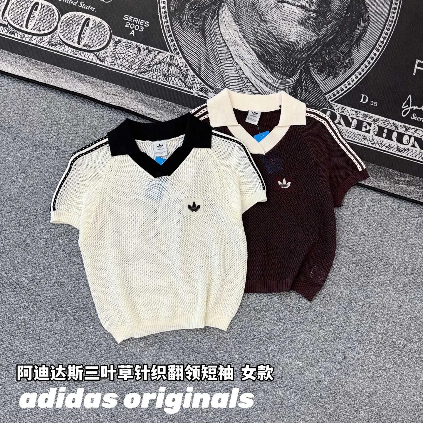 Adidas Clover Retro Knitted Sweater Polo Short Sleeve, the ultimate summer outfit! Campus style! The classic three-stripe + contrasting lapel design has an American college retro feel. The clover embroidery on the chest is low-key yet recognizable, making it ultra-Versatile in style. The breathable mesh knitted fabric is not stuffy and feels soft and skin-friendly. The short version just exposes the waistline. Pair it with high-waisted denim or pleated skirts to show off your proportions, making you look sweet and cool in seconds. The black and white contrasting color model is refreshing and reduces age, while the dark brown model has its own retro atmosphere. The two colors can be used with your eyes closed without stepping on thunder! Whether it is daily commuting, going on a date or shopping, or traveling to take photos, you can easily achieve a relaxed and fashionable look. The workmanship is full of details, the wiring is neat, the quality is not inferior to that of the counters, and the price-performance ratio is super high! This all-purpose T-shirt is a must-have in your summer wardrobe. It is slim and versatile, and can easily be worn with the Korean blogger’s Same Style. In Stock, you can post it in seconds without any hassle! Style number: A 238# Color: White Size: S M L XL